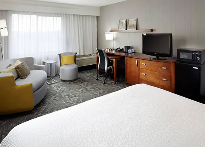 Courtyard By Marriott Akron Stow