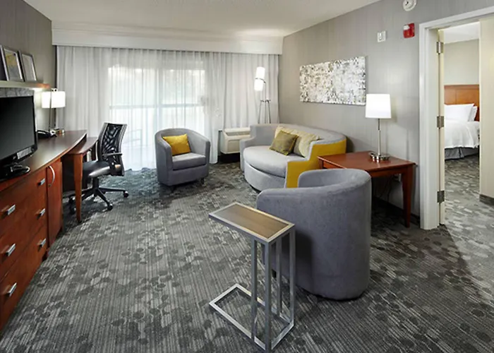 Courtyard By Marriott Akron Stow